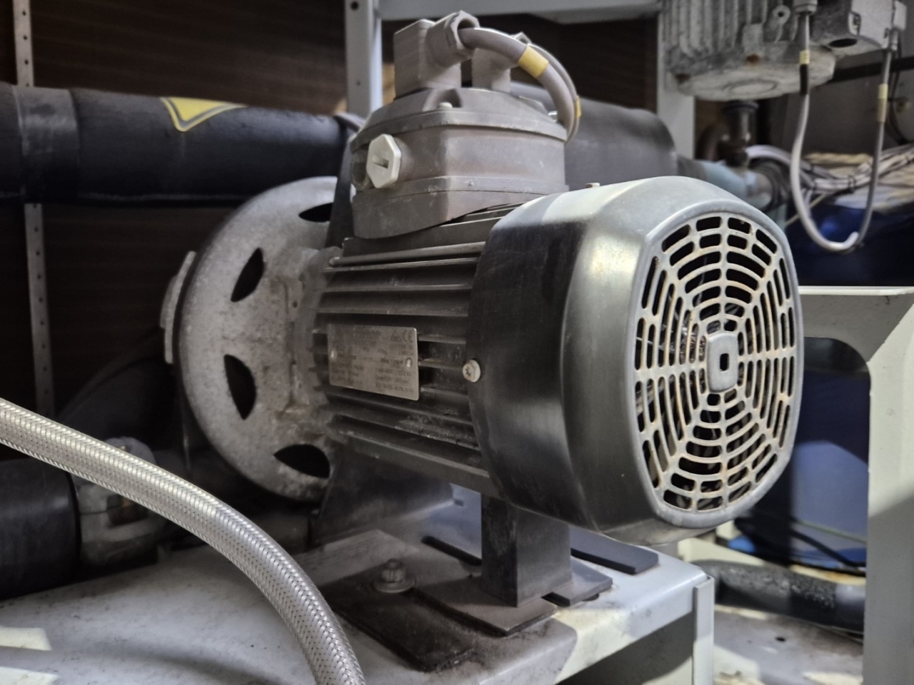 Used Carrier 30 RA 080 air-cooled chiller Freon | HOS BV